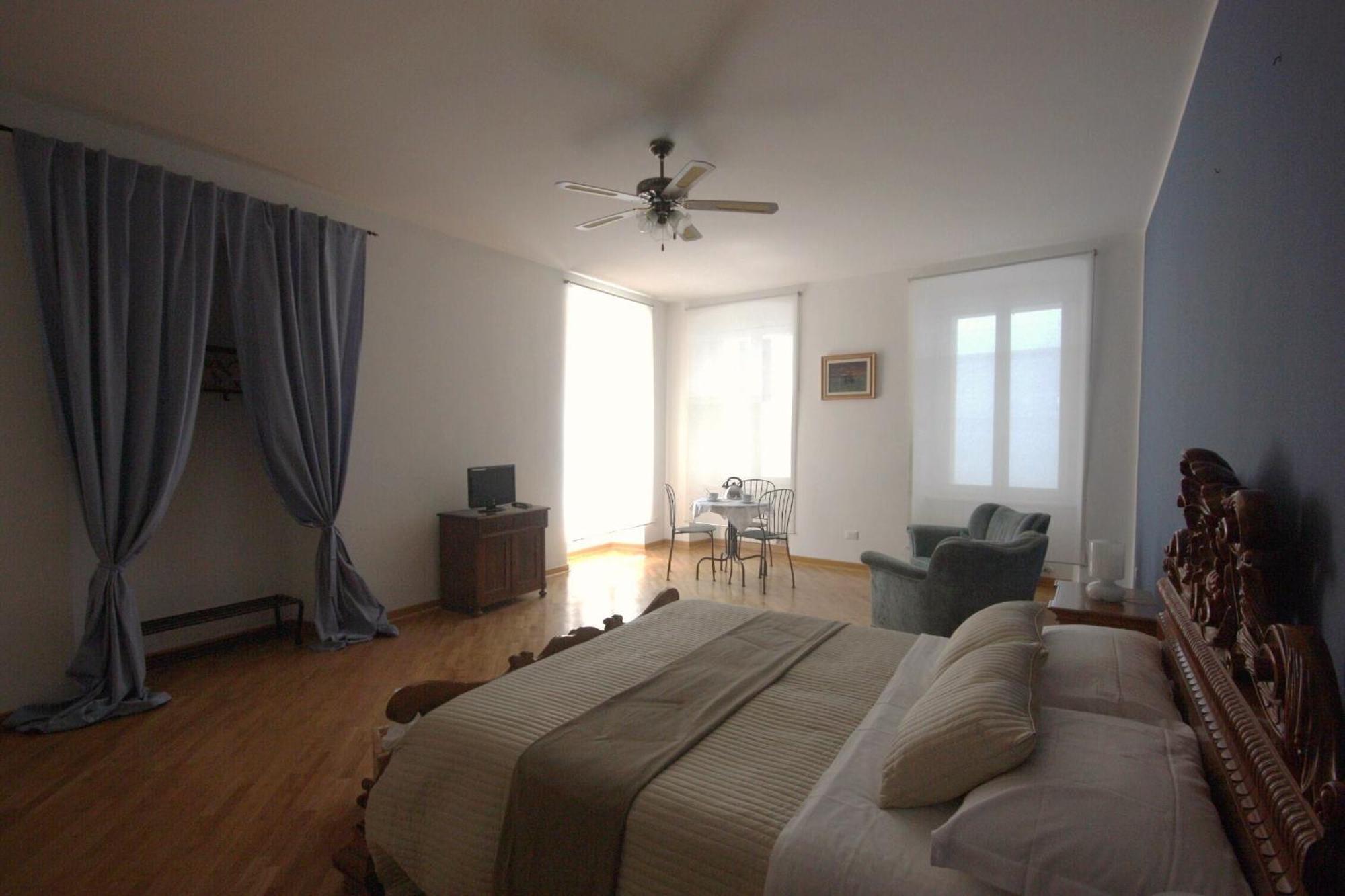 Double or Twin Room Private External Bathroom